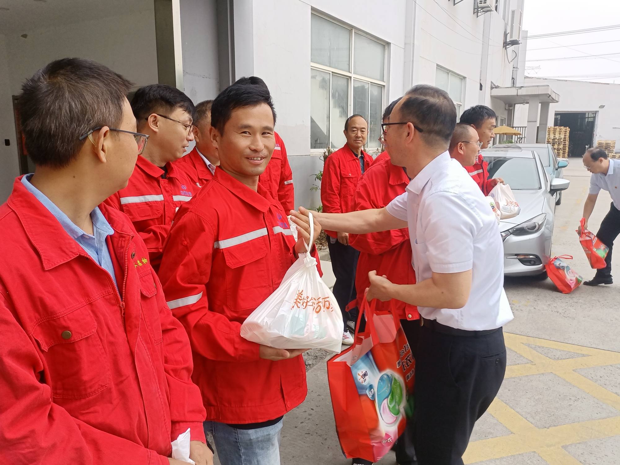 物测队深入东港镇项目一线开展基层工会主席“上项目”主题活动暨“三送”活动 (1).jpg 物测队深入东港镇项目一线开展基层工会主席“上项目”主题活动暨“三送”活动 (1).jpg