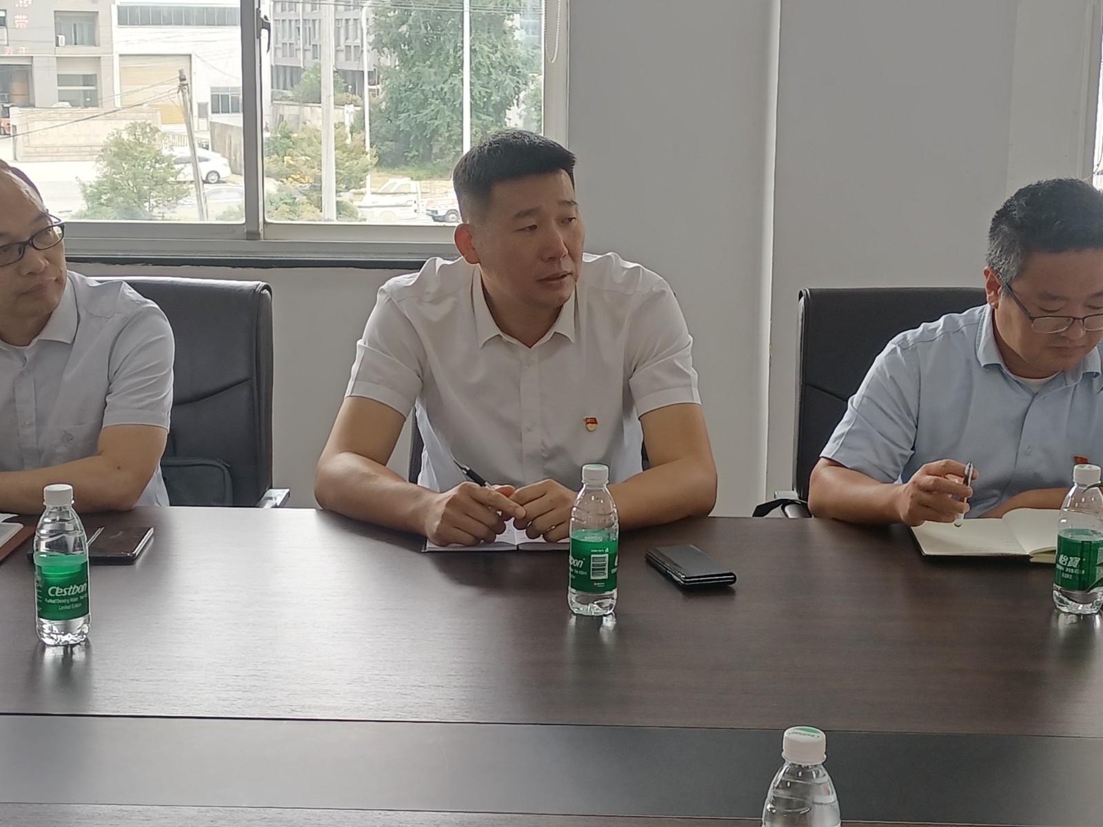 党旗引领聚合力 攻坚克难显担当——物测队东港镇项目党员突击队授旗成立 (2).jpg 党旗引领聚合力 攻坚克难显担当——物测队东港镇项目党员突击队授旗成立 (2).jpg